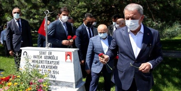 Milli Savunma Bakanı Akar, Kayseri'de şehitlikleri ziyaret etti
