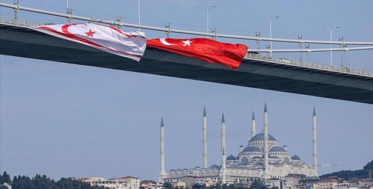 15 Temmuz Şehitler Köprüsü'ne Türk ve KKTC bayrağı asıldı