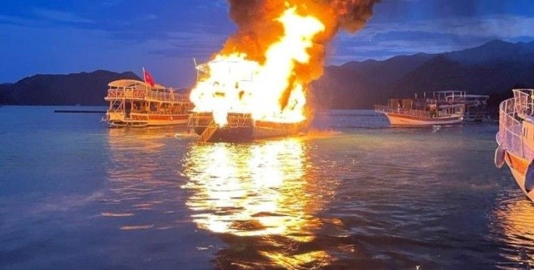 Antalya'da 17 metrelik tur teknesi alev alev yandı