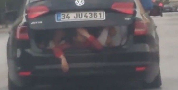 Otomobilin bagajındaki çocukların tehlikeli yolculuğu kamerada