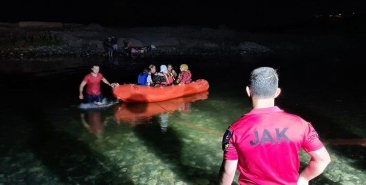 Dicle Nehri kenarında mahsur kalan 21 vatandaşı JAK kurtardı