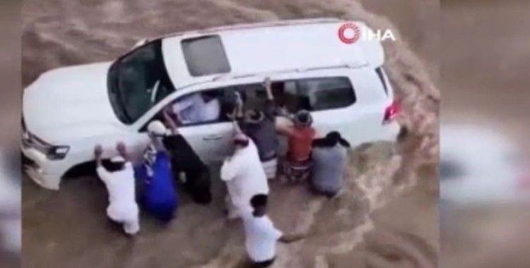 Suudi Arabistan’daki selde 3 kişi hayatını kaybetti