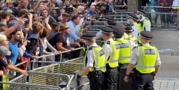 İngiltere'de aşı karşıtlarının protestosuna polis müdahalede bulundu