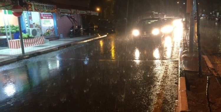 Manisa'da sağanak yağış etkili oldu