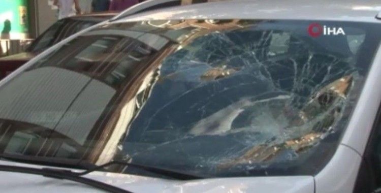 Gaziosmanpaşa'da otomobil karşıya geçen yayalara çarptı: 1'i ağır 3 yaralı