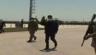 Bakan Akar, beraberindeki komutanlarla sınır hattında inceleme ve denetim yapıyor