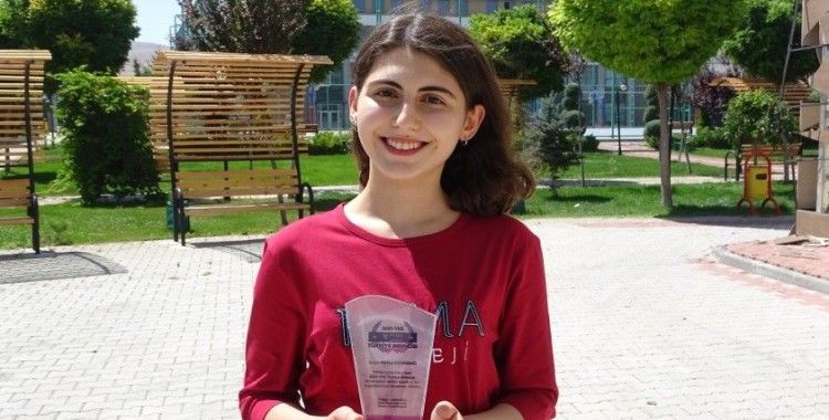 YKS'de AYT eşit ağırlık Türkiye birincisi olan Melike başarısının sırrını anlattı
