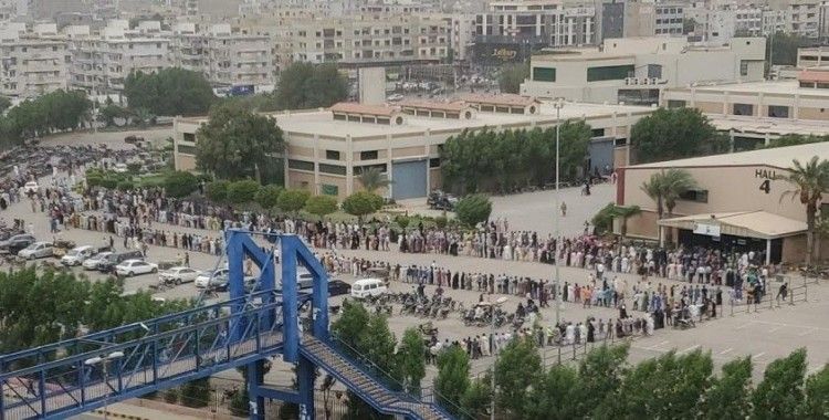 Pakistan’da vatandaşlar Covid-19 aşı merkezinde yüzlerce metrelik kuyruk oluşturdu