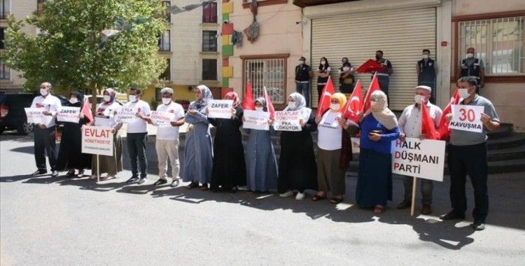 Evlatlarına kavuşan aileler sevincini HDP il binası önünde oturma eylemi yapan ailelerle paylaştı