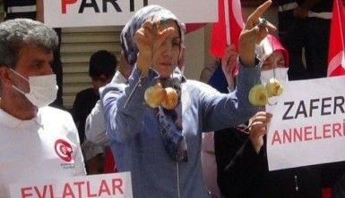 Oğlu teslim olan anne Ayşegül Biçer, HDP il binasına soğan astı
