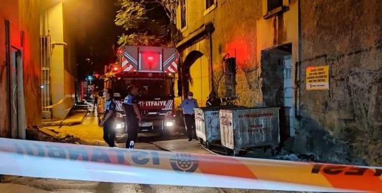 Fatih’te çöken 3 katlı metruk binadan 1 kişi sağ çıkarıldı