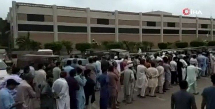 Karaçi’de vatandaşlar Covid-19 aşı merkezlerine hücum etti