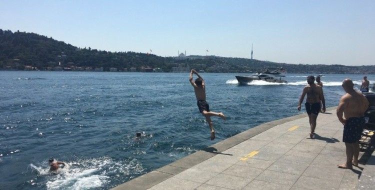 Serinlemek isteyenler İstanbul Boğazı’nda denize girdi