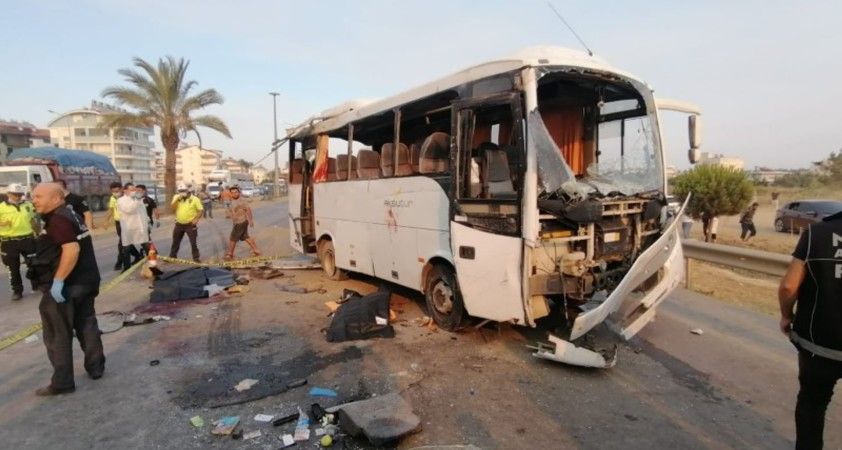 Havaalanına giden otobüs takla attı 3 ölü, 5 yaralı