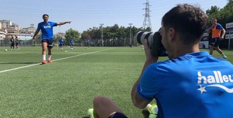 Fenerbahçe’de Mesut Özil foto muhabirlik yaptı