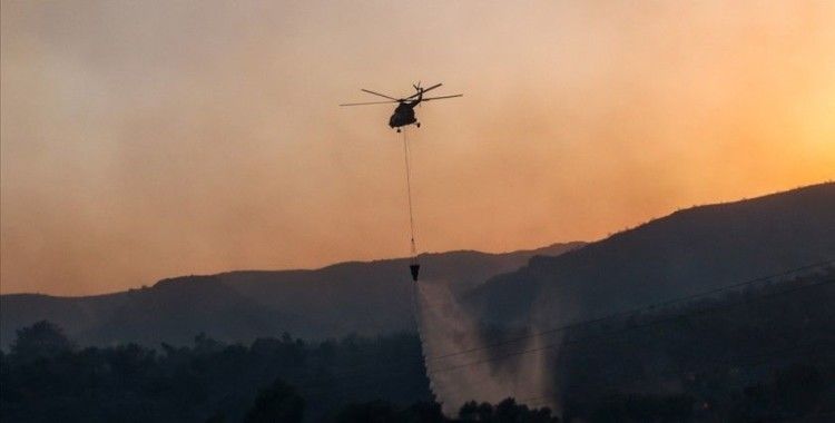 Muğla'daki yangın sırasında helikopterden bırakılan suyun altında kalan kişi şans eseri yaralanmadı