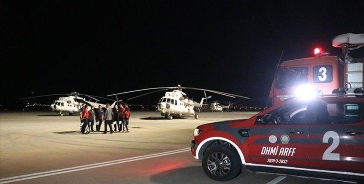 Isparta Havalimanı'na gelen 5 yangın helikopteri alevlere müdahale için hazırlıklara başladı