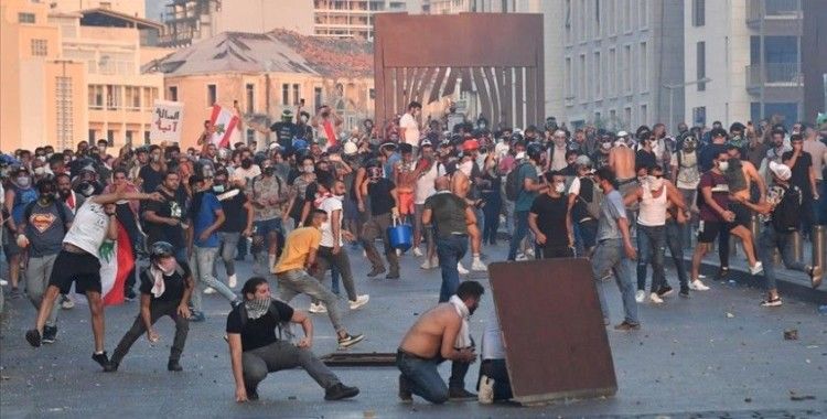 Beyrut'taki patlamanın birinci yılında Meclise yürümek isteyen göstericilere müdahale edildi