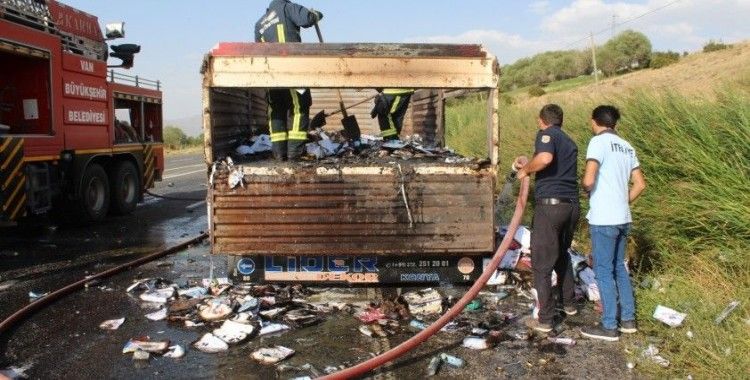Seyir halindeki tırın dorsesi alev aldı