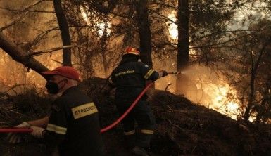 Yunanistan'ın Eğriboz Adası'nda yangın kontrolden çıktı