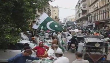 Karaçi'de halk, 9 günlük sokağa çıkma yasağı sonrası marketlere akın etti