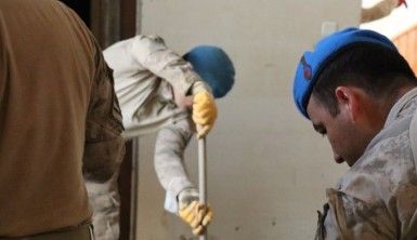 Mehmetçik bu kez camiyi Cuma namazına yetiştirmek için kolları sıvadı