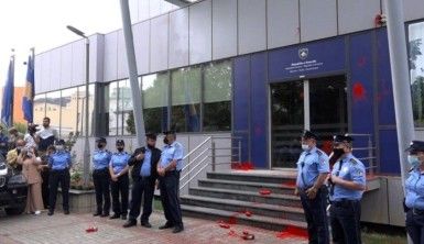 Kadın cinayetleri protestosunda başbakanlık binasına kırmızı boya atıldı