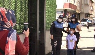 Yüz yüze derse girecek ilkokul öğrencilerine polis maske ve kolonya dağıttı