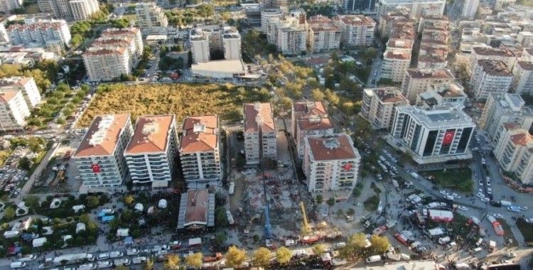 36 kişiye mezar olan Rıza Bey Apartmanı davasında depremzedeler fenalaştı, duruşma ertelendi