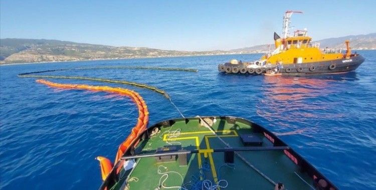 Suriye kaynaklı petrol sızıntısını temizlemek için 2 Türk gemisi çalışmalarını sürdürüyor