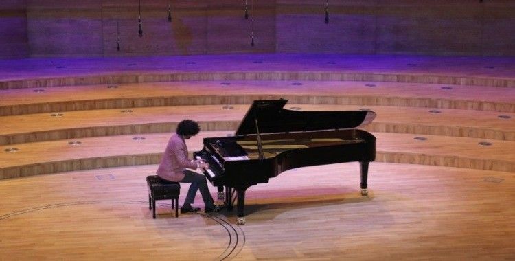 Fransız piyanist Simon Ghraichy Ankaralı sanatseverlerle buluştu