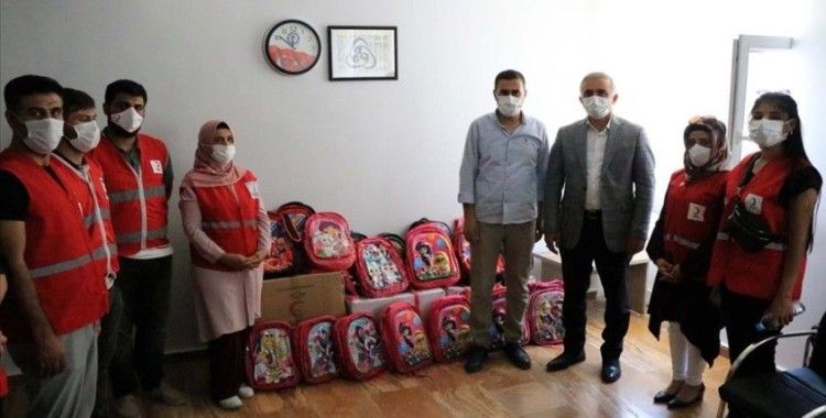 Türk Kızılay Elazığ'da 3 bin 250 öğrenciye eğitim seti desteği sunuyor