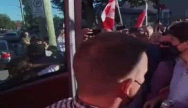 Kanada Başbakanı Trudeau'ya seçim ziyaretinde taşlı saldırı