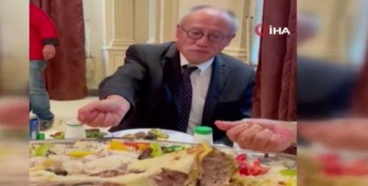 Suudi Arabistan’da vali, Japonya Büyükelçisi Fumio’ya eliyle pilav yemeyi öğretti