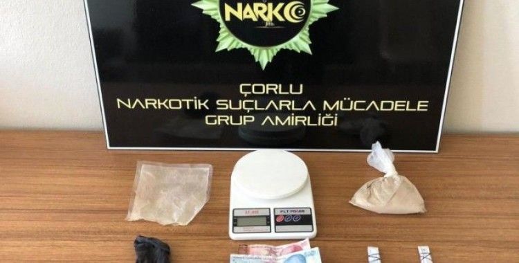 Çoraptan 200 gram eroin çıktı
