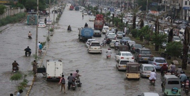 Pakistan'da şiddetli yağışlar felakete sebep oldu: 5 ölü, 30 yaralı