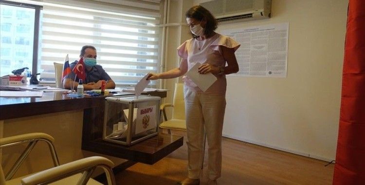 İzmir ve çevre illerdeki Rus vatandaşları, Duma seçimleri için kentte oy kullanmaya başladı