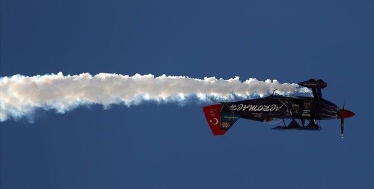 Yerli ve yabancı akrobasi pilotları Eskişehir'de gösteri uçuşu yaptı