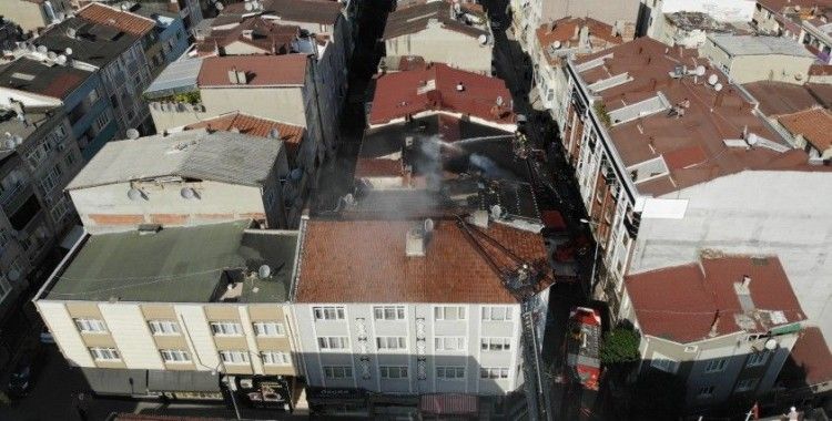 Bayrampaşa’da bir binanın çatısında çıkan yangında 100 güvercin telef oldu