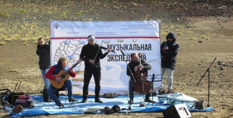Rusya'da yanardağ eteklerinde mini konser keyfi