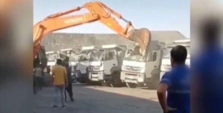 Şırnak'ta ücretini alamayan işçi iş makinesiyle kamyonların kabin kısmını ezdi