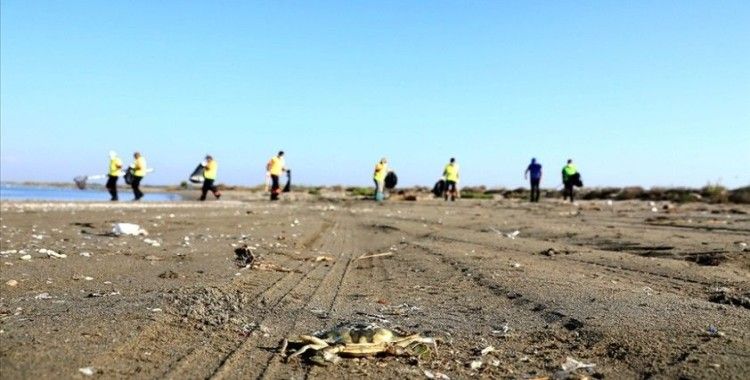 Hatay ve Mersin sahillerinde Suriye kaynaklı petrol sızıntısının temizlik çalışmaları sürüyor