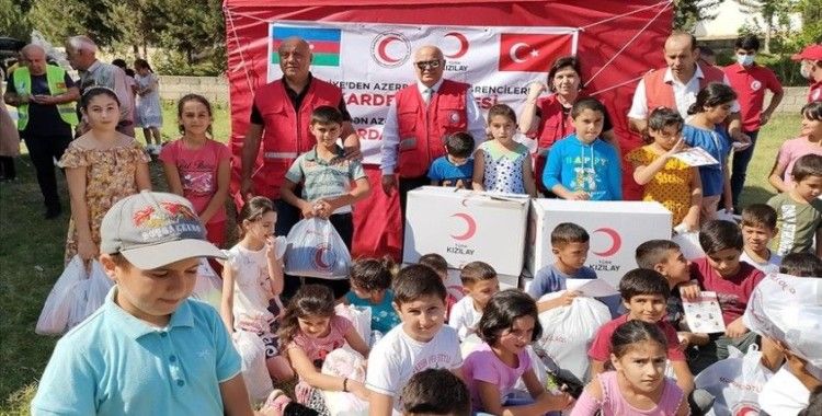 Türk Kızılay Karabağ'daki çocuklara kırtasiye ve giysi yardımı yaptı