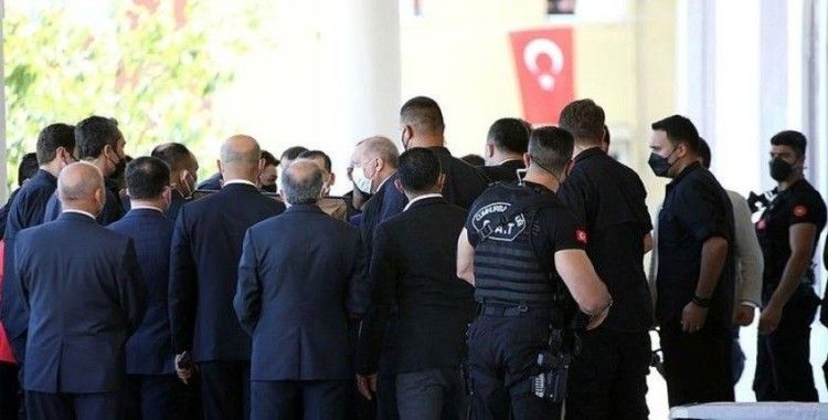 Cumhurbaşkanı Erdoğan, Cuma namazını Mersin'de Emir Sultan Camiinde kıldı
