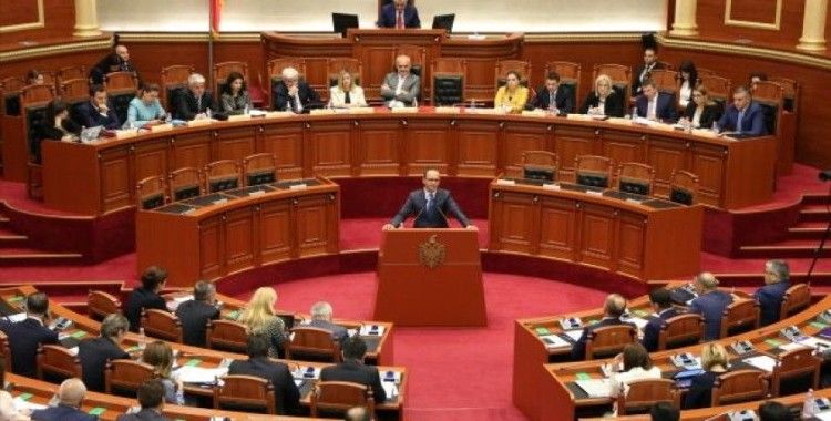 Arnavutluk'ta yeni hükümet güvenoyu aldı