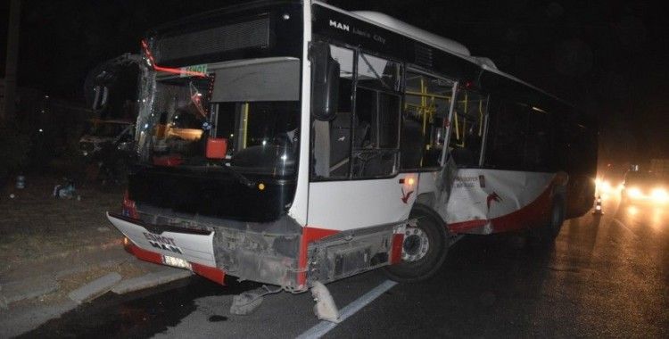 İzmir'de belediye otobüsü ile tır çarpıştı: 12 yaralı