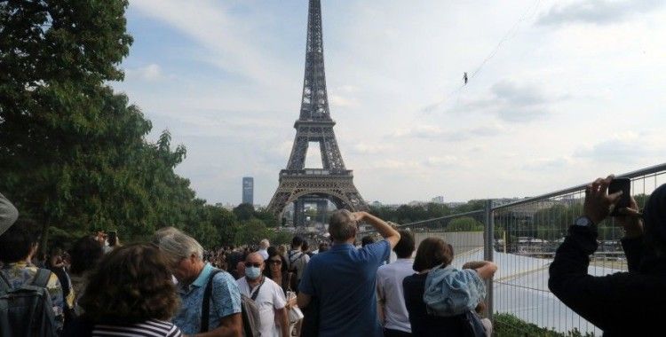 Fransa’da ip cambazı 70 metre yükseklikte 600 metre ip üzerinde yürüdü