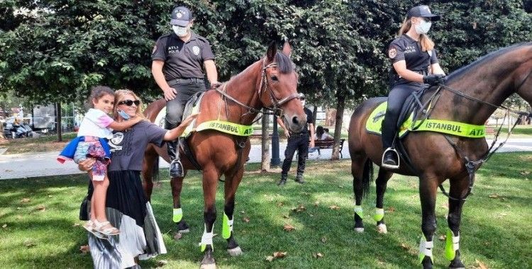 Beşiktaş'ta atlı polislerin denetimi büyük ilgi gördü