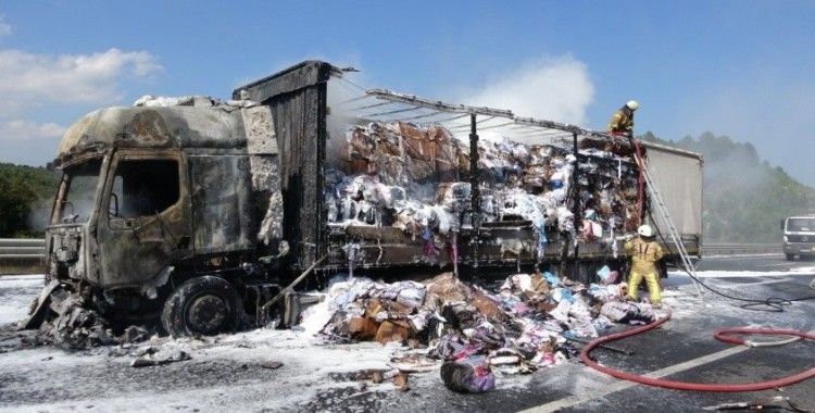 Kuzey Marmara Otoyolu'nda tekstil ürünleri yüklü tır alev alev yandı