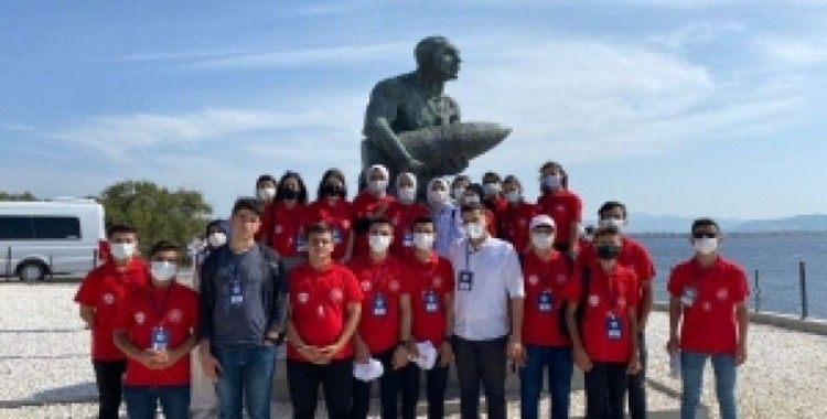 Diyarbakırlı öğrenciler Çanakkale'de şehitlikleri gezdi